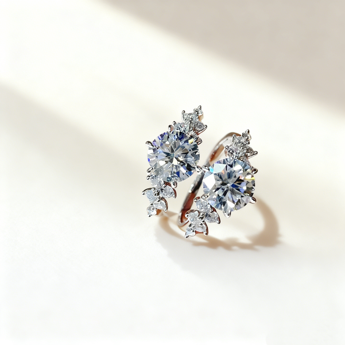 Liefdering met diamant en letter