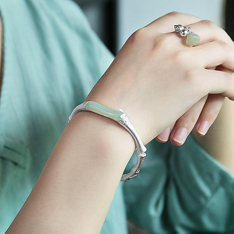 Natuurlijke bamboe blad steenarmband met smaragd en jade