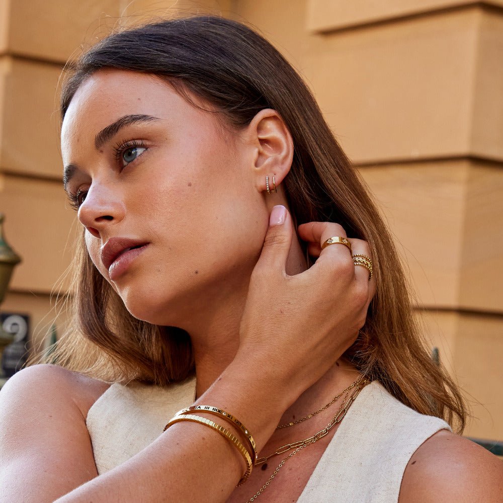18K gouden pareloorbellen met klauwzetting