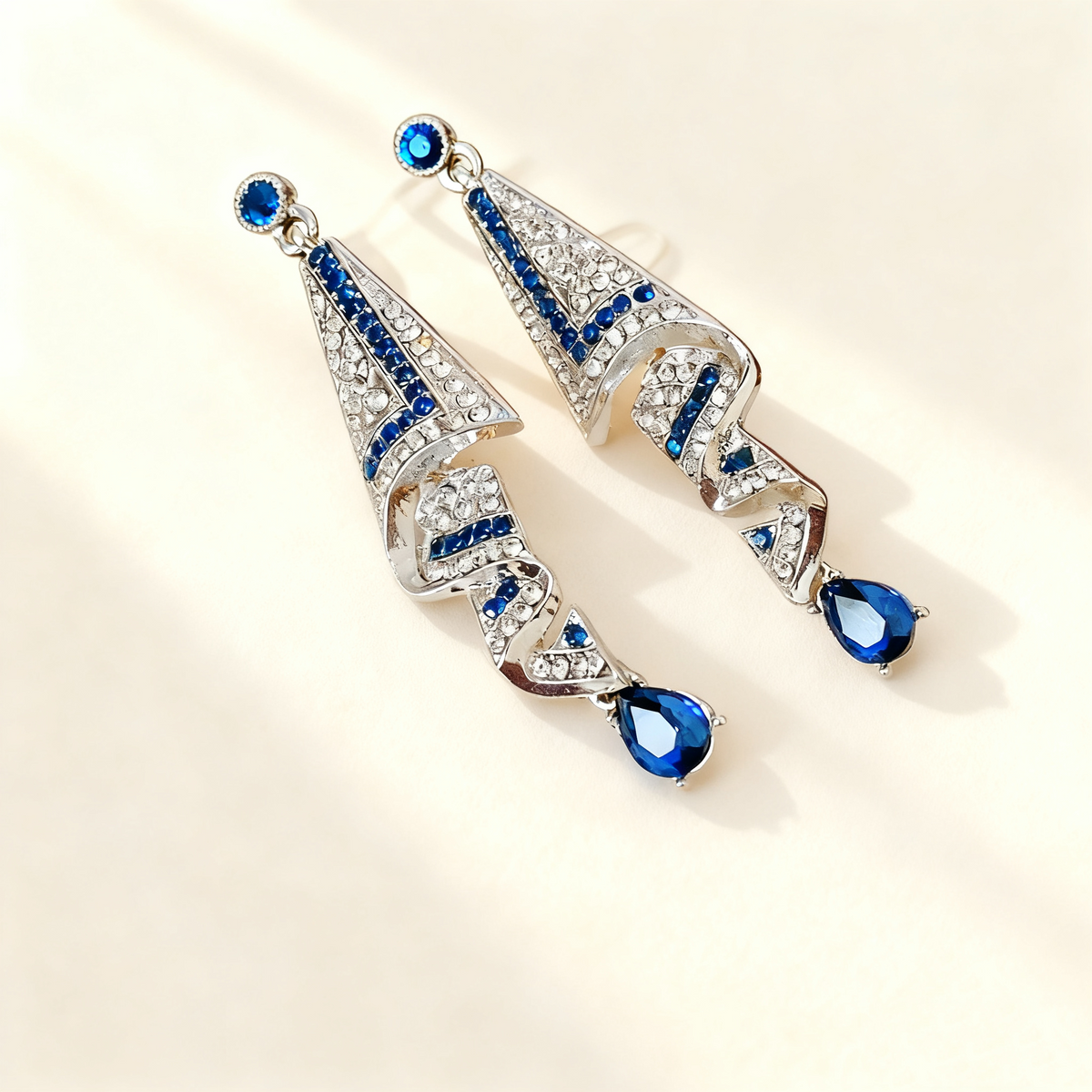 Blauwe met diamantaccenten saffieroorbellen