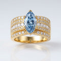 Blauwe brede gouden kristalring met marquise
